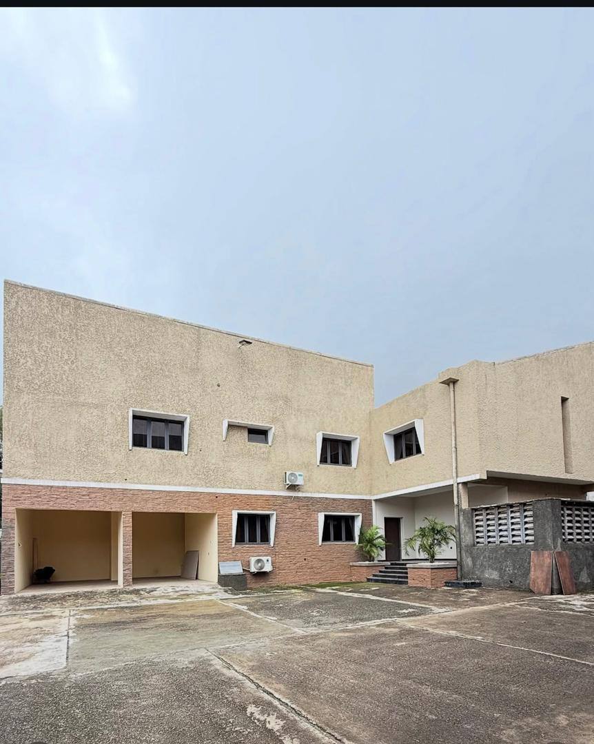 Neatly Renovated 5 Bedroom Fully Detached Duplex w...
