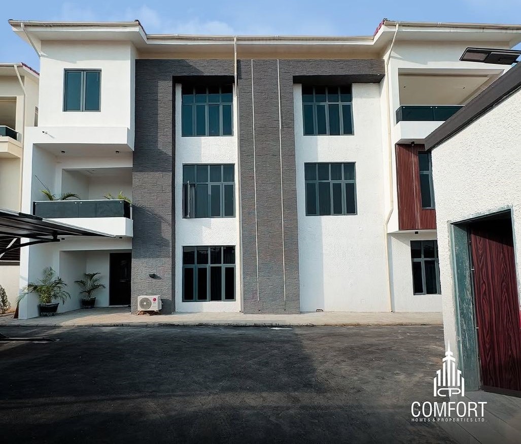 Luxurious 6-Bedroom Semi-Detached Duplex with Roof...